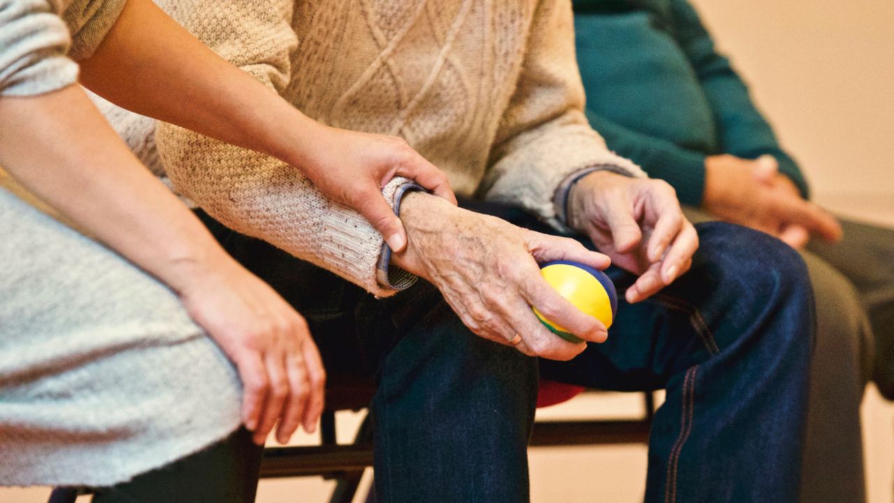 Pflegekraft unterstützt eine pflegebedürftige Person