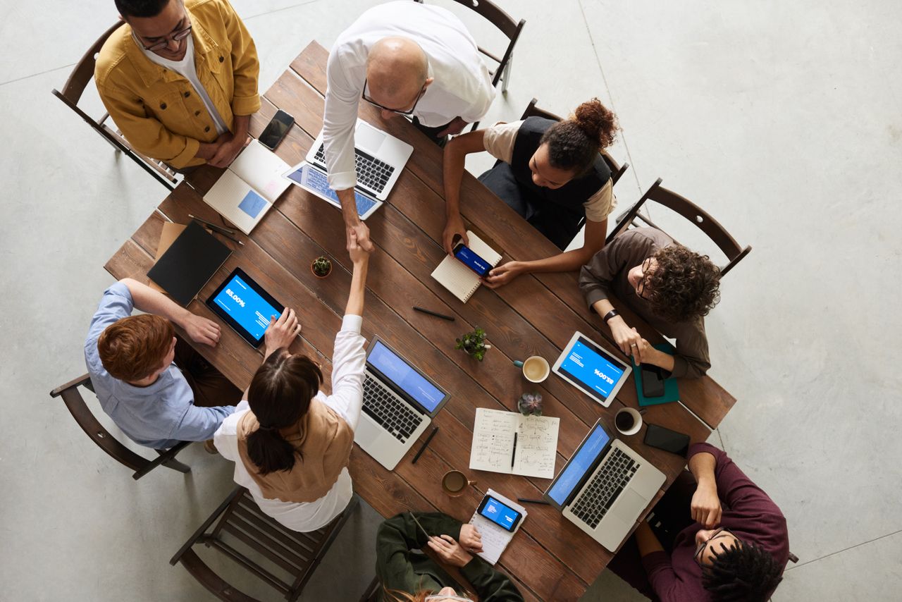 Team eines Pflegedienstes arbeitet gemeinsam an der Software-Auswahl